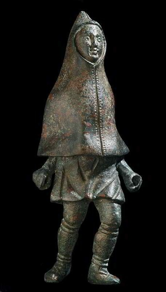 Trier, Landesmuseum, Bronzestatuette: Der Junge hat seinen relativ langen cucullus vorn geschlossen und die Kapuze auf den Kopf gezogen (3. Jh.).