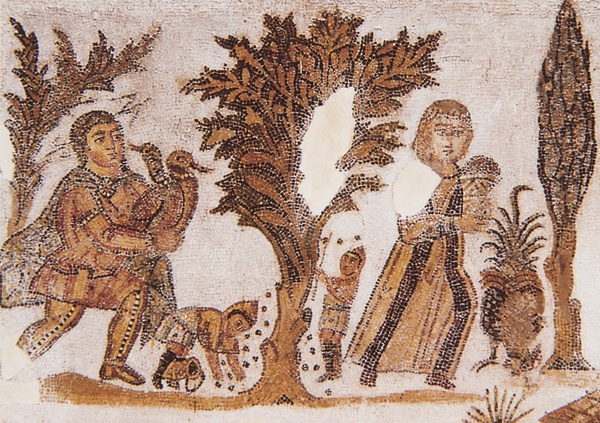 Tunis, Musée du Bardo, Bodenmosaik (sog. Dominus-Iulius-Mosaik) aus Karthago: Der cucullus ist kurz und liegt auf Rücken, Oberarmen und dem Kopf auf (spätes 4. Jh.). 