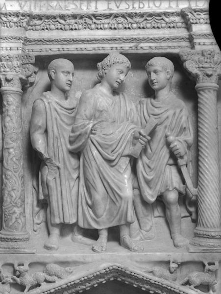 San Pietro in Vaticano, Junius-Bassus-Sarkophag, Relief mit der Gefangennahme Jesu, der rechts stehende Soldat in einer paenula (um 359 n. Chr.).