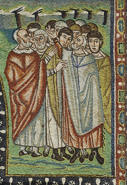 Ravenna, San Vitale, nördliches Presbyteriumsmosaik: Die Begleitern des Moses sind jeweilis in eine paenula gekleidet, unterschiedlich drapiert (Kirche 547 geweiht).