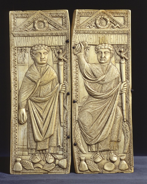 Brescia, Museo di Santa Giulia, Diptychon des Boethius aus Elfenbein, das den Konsul stehend und thronend in einer üppigen, mehrfach um den Körper geschlungenen toga contabulata zeigt (487).