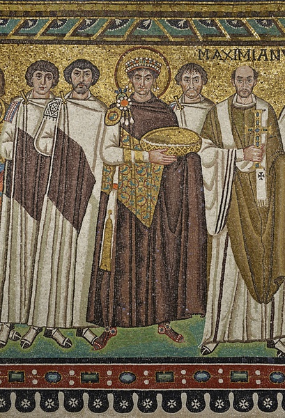 Ravenna, Mosaik im nördlichen Apsisgewände von San Vitale: Kaiser Justinian in einer langen chlamis, gehalten von einer prunkvollen *Fibula, verziert mit einem *Tablíon (Kirche 547 geweiht).