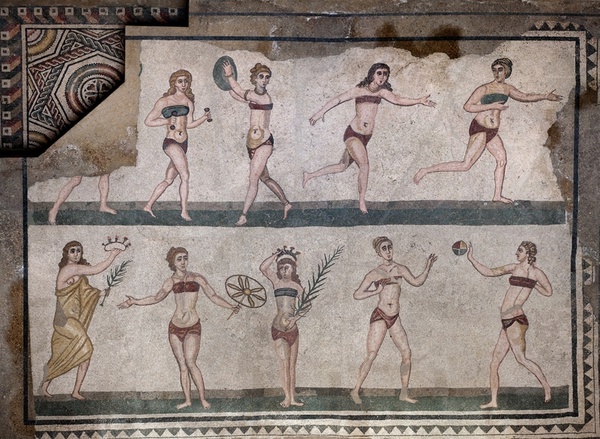 Sizilien, Piazza Armerina, Bodenmosaik: Die jungen Frauen tragen ein subligar um die Hüften und eine *Fascia pectoralis um den Busen (ca. Mitte 4. Jh.).