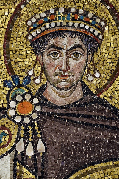 Ravenna, San Vitale, nördliches Gewändemosaik: Justinian in *Chlamis, die auf seiner rechten Schulter von einer prächtigen (mit drei Anhängern geschmückten) Scheibenfibel gehalten wird (Kirche 547 geweiht).