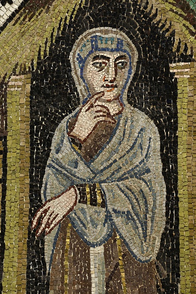 Ravenna, San Vitale, nördliches Presbyteriumsmosaik: Die zweifelnde Sarah hat ihr blau-graues Maforte über Kopf und Schultern gelegt und die Enden vor der Brust gekreuzt (Kirche 547 geweiht).