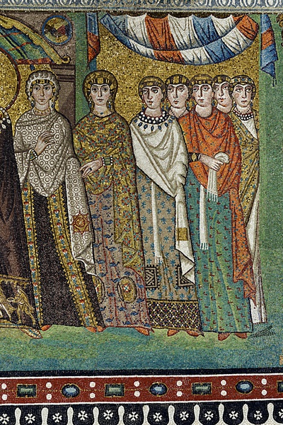 Ravenna, San Vitale, südliches Gewändemosaik: Eine Gefolgsdame der Kaiserin Theodora hält in der Hand eine mappa (Kirche 547 geweiht).