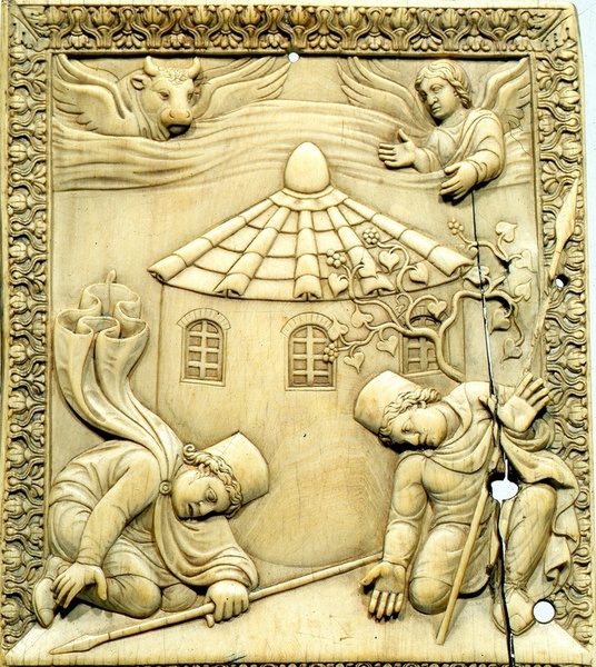 Mailand, Musei del Castello Sforzesco, Elfenbeinrelief: Die wachenden Soldaten am Grab Jesu tragen als Manteltuch ein sagum (um 400). 