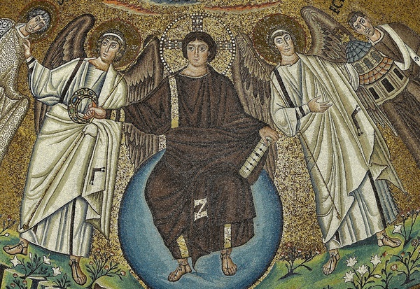 Ravenna, San Vitale, Apsismosaik: Christus und die ihn flankierenden Engel tragen schlichte soleae (Kirche 547 geweht).