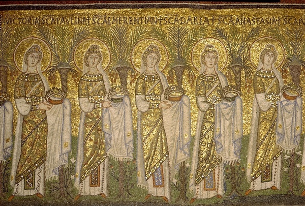 Ravenna, S. Apollinare Nuovo, Mosaik im Obergaden: Die 22 heiligen Frauen sind in eine eng gewickelte cyclas aus Goldstoff mit Medaillonmuster gekleidet (6. Jh.).