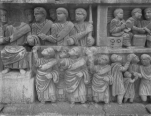 Rom, Konstatinsbogen, Nordseite des Bogens: Männer in einer toga contabulata, die über der Brust wie ein diagonaler „Balken“ aussieht (Bogen 315 geweiht).