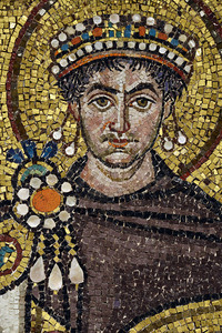Ravenna, San Vitale, nördliches Gewändemosaik: Justinian in *Chlamis, die auf seiner rechten Schulter von einer prächtigen (mit drei Anhängern geschmückten) Scheibenfibel gehalten wird (Kirche 547 geweiht).