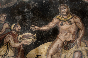Sizilien, Piazza Armerina, Bodenmosaik: Ein Begleiter des Odysseus – auf dem Kopf einen runden pileus – reicht dem Riesen Polyphem Wein (Mitte 4. Jh.).