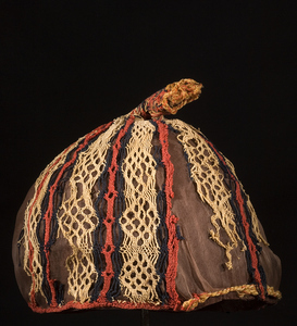 Brüssel, Musées Royaux d’Art et d’Histoire: Konisches Haarnetz – reticulum – aus Leinen und Wolle aus dem Grab des Aurelius Colluthus und seiner Frau Tisoia, gefunden in Antinoe (Ägypten) (vor 456).